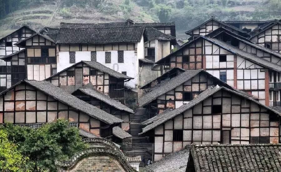 加沙地带南部城市汗尤尼斯遭袭 10人死亡数十人受伤